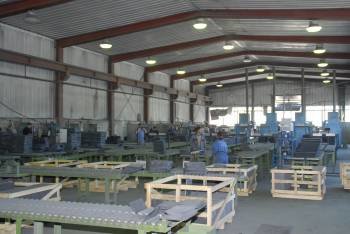 Trabajadores en las instalaciones de una empresa pizarrera de la comarca de Valdeorras. (Foto: LUIS BLANCO)