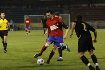 José Arenas intenta regatear a un defensa del Pontevedra B en el partido del jueves. (Foto: MIGUEL ÁNGEL)