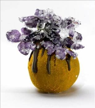 Imagen de uno de los bombones artesanales hechos con pétalos de flores y ramos de flores bañados en chocolate. (Foto: EFE)