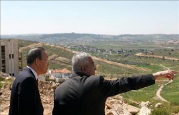 El secretario general de la ONU, Ban Ki Moon, y el primer ministro palestino, Salam Fayyad, durante su visita a Ramala. (Foto: MOHAMAD TOROKMAN)