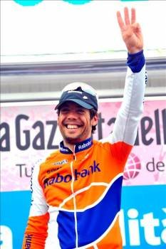 El ciclista Óscar Freire en el podio. (Foto: LUCA ZENNORO)