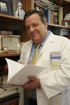 El doctor Julio Ancochea en su despacho del Hospital.  (Foto: BAFFYPRESS)
