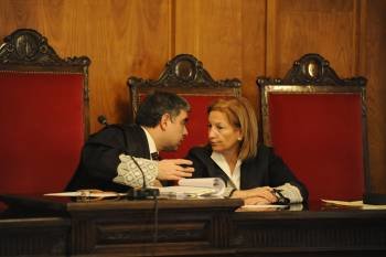 Fernando Alañón conversa con Josefa Otero, en una vista celebrada este mes. (Foto: PAUL McERLANE)