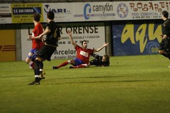 Arenas reclama una falta por parte de un jugador del Pontevedra B. (Foto: MIGUEL ÁNGEL)