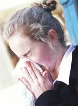 Una mujer estornudando. (Foto: ARCHIVO)