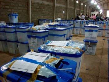 Trabajadores iraquíes cuentan votos en el centro de la Comisión Electoral independiente. (Foto: KHIDER ABBAS)