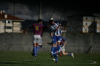 Vila golpea el balón con la cabeza ante la presencia de Martín, del Pontellas. (Foto: MARCOS ATRIO)