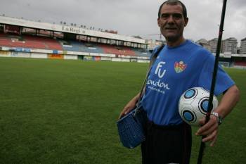 Francisco Muñoz, utillero de C.D. Ourense, con la cesta y la caña. además de un balón de fútbol, elemento con el que trabaja habitualmente.