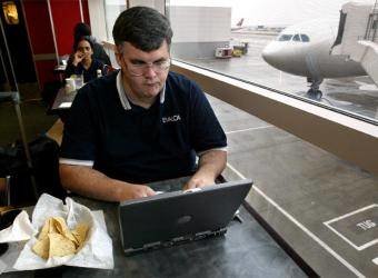 Un joven trabaja con su ordenador. (Foto: ARCHIVO)