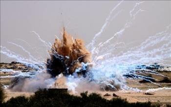 Municiones de fósforo blanco hacen explosión en la ciudad de Rafah, al sur de la Franja de Gaza. (Foto: MOHAMMED SABER)