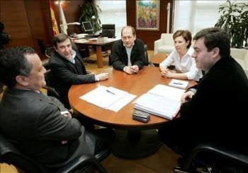 Agustín Hernández, Manuel Ruiz Rivas, Xaquín Fernández Leiceaga, Mar Barcón y Román Rodríguez, durante su reunión. (Foto: X. REY)