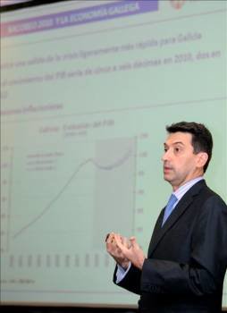 El economista jefe de España y Europa del BBVA, Rafael Domenech, durante la explicación del impacto del Xacobeo en la economía gallega. (Foto: LAVANDEIRA JR.)