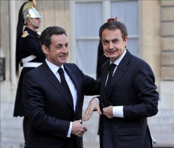 El presidente francés, Nicolas Sarkozy, recibe al jefe del Ejecutivo español, José Luis Rodríguez Zapatero. (Foto: HORACIO VILLALOBOS)