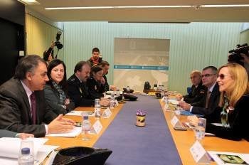 En primer término, el Fiscal Superior de Galicia, Carlos Varela, durante la reunión. (Foto: VICENTE PERNÍA)