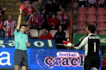 Aranzubia, en el momento de recibir la expulsión en el minuto diez de juego en Gijón. (Foto: J.L. CEREIJIDO)