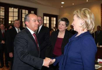 El presidente de México, Felipe Calderón, saluda a la Secretaria de Estado de EE.UU., Hillary Clinton. (Foto: ARIEL GUTIÉRREZ)