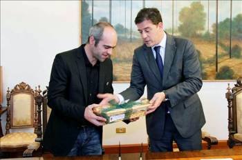 El actor, Luis Tosar, recoge un regalo institucional de manos del presidente de la Diputación de Lugo, José Ramón Gómez Besteiro. (Foto: J.M. CASTRO)