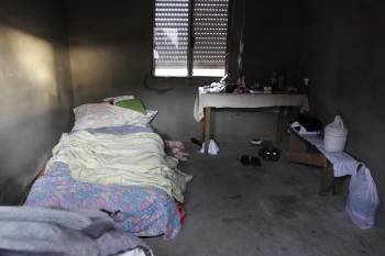 La habitación en la que fue hallado el cadáver de Luciano Expósito. (Foto: XESÚS FARIÑAS)