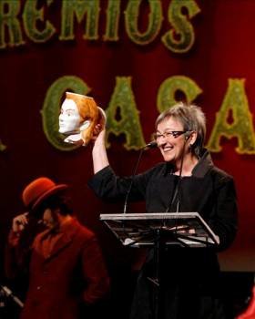 Ánxeles Cuña recoge el premio al Mejor Espectáculo, por la obra 'A Esmorga', de la compañía Sarabela Teatro. (Foto: CABALAR)