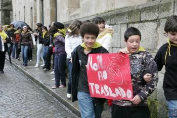 Los alumnos lideraron la cadena humana en Celanova. (Foto: MARCOS ATRIO)