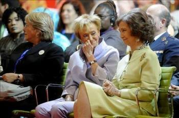 La Reina Sofía y la vicepresidenta primera del Gobierno, María Teresa Fernández de la Vega (c), junto a la ex presidenta de Chile Michelle Bachelet, durante el V Encuentro España-África 'Mujeres por un Mundo Mejor'.