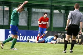 Berto, portero del C.D. Ourense, detiene un balón ante Germán.