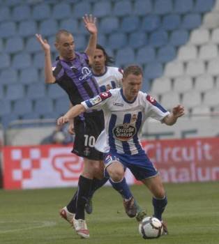 Diego Seoane conduce el balón ante el otro ourensano de la Liga de las estrellas, Borja Fernández, en el debut del primero en el estadio de Riazor.
