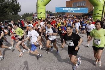 Los cerca de 400 corredores participantes toman la salida en la carrera popular de A Merca, disputada ayer en los alrededores del municipio. (Foto: XESÚS FARIÑAS)