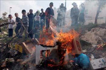 Judíos ultraortodoxos queman pan y otros productos con levadura en el asentamiento de Ramat Shlomo al este de Jerusalén. (Foto: JIM HOLLANDER)