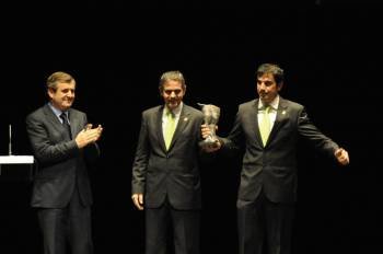 José Manuel Rodríguez, con Sergio y Diego Vallejo en la gala de Más Deporte. (Foto: MARTIÑO PINAL)