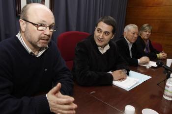 Manuel Amil (á esquerda) intervén no pleno, ante a atenta mirada de Carlos Montes e Edelmiro Mateo (a dereita). (Foto: XESÚS FARIÑAS)