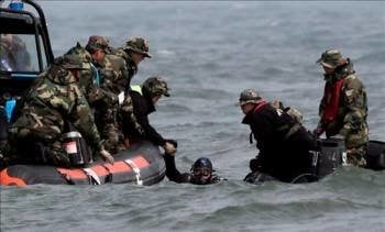 Buzos surcoreanos siguen con las tareas de búsqueda de los desaparecidos en el hundimiento del buque de guerra coreano 'Cheonan'. (Foto: EFE)