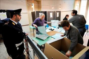 Trabajadores comprueban las papeletas en un colegio electoral en Nápoles. (Foto: CIRO FUSCO)