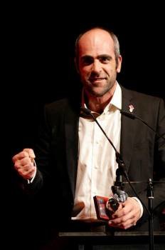 El actor Luis Tosar recoge el premio al Actor Protagonista de Cine, por su papel en 'Celda 211'. (Foto: ALBERTO MARTÍN)