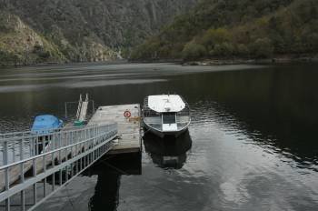 El catamarán que recorre el río Sil desde la margen ourensana, amarrado en el embarcadero de Santo Estevo. (Foto: JOSÉ PAZ)
