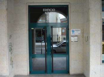 Puerta exterior del edificio rues donde fue atacado el cura. (Foto: J.C.)