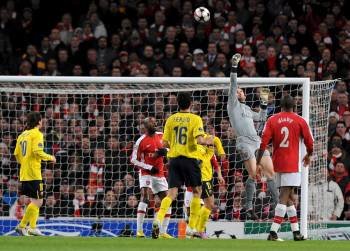 Almunia, portero del Arsenal, despeja un balón a disparo de un blaugrana. (Foto: GERRY PENNY)