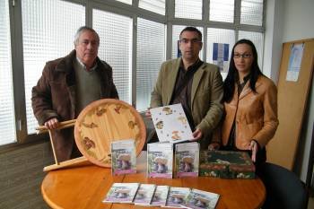 Ricardo Mínguez, Alejandro Mínguez e Isabel Mociño en la presentación de la publicación sobre setas. (Foto: L.F.)