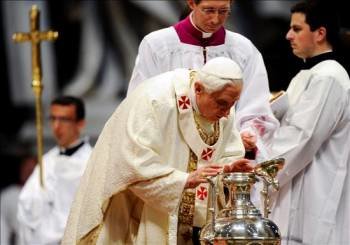 El Papa Benedicto XVI sopla en una vasija de plata llena de aceite bendito durante la Misa Crismal. (Foto: GIUSEPPE GIGLIA)