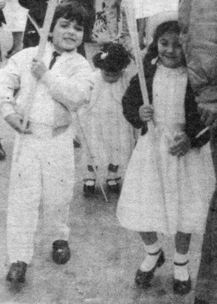  Abajo, dos niños portando palmas, durante los actos de 1985.