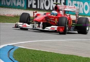 Alonso rueda con su monoplaza en el circuito de Sepang. (Foto: AHMAD YUSNI)