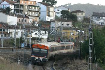 Un tren en dirección a Vigo, a su paso por la salida de la ciudad de Ourense. 