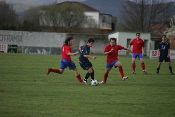 Los verinenses Denis y Pisto presionan a un jugador del Alondras en el partido del José Arjiz.