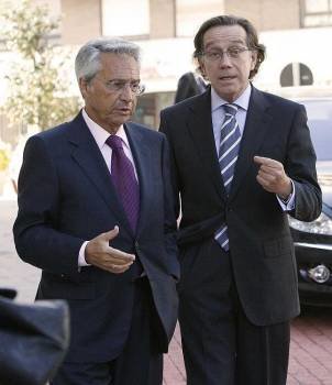 Fernández Gayoso, presidente de Caixanova, y José Luis Méndez, director general de Caixa Galicia. (Foto: ARCHIVO)