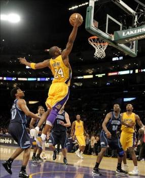 El jugador Kobe Bryant de Los Ángeles Lakers  salta hacia la cesta. (Foto: PAUL BUCK)