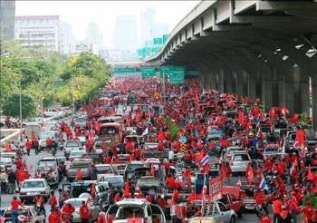 Activistas de los 'camisas rojas', durante la manifestación en Bangkok. (Foto: NARONG SANGNAK)