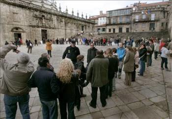 Peregrinos y visitantes realizan una cola para poder pasar por la Puerta Santa de la Catedral compostelana. (Foto: X. REY)