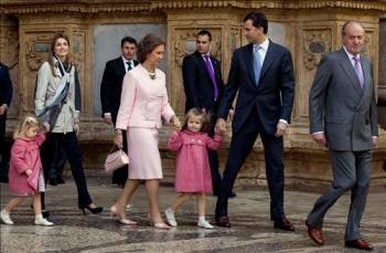 Los Reyes de España, los Príncipes de Asturias y las infantas Leonor y Sofía, a la salida de misa. (Foto: ALONSO M. GAMERO)
