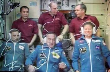 Imagen de los seis miembros de la tripulación de la expedición 23 de la Estación Espacial Internacional (EII) hablando por videoconferencia. (Foto: Sergei I.)
