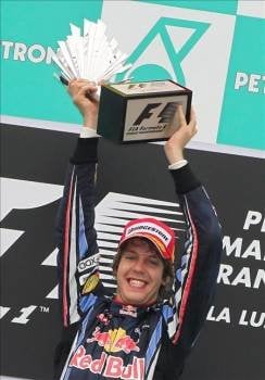 El piloto alemán Sebastian Vettel, de la escudería Red Bull, celebra su victoria en el Gran Premio de Malasia. (Foto: DIEGO AZUBEL)